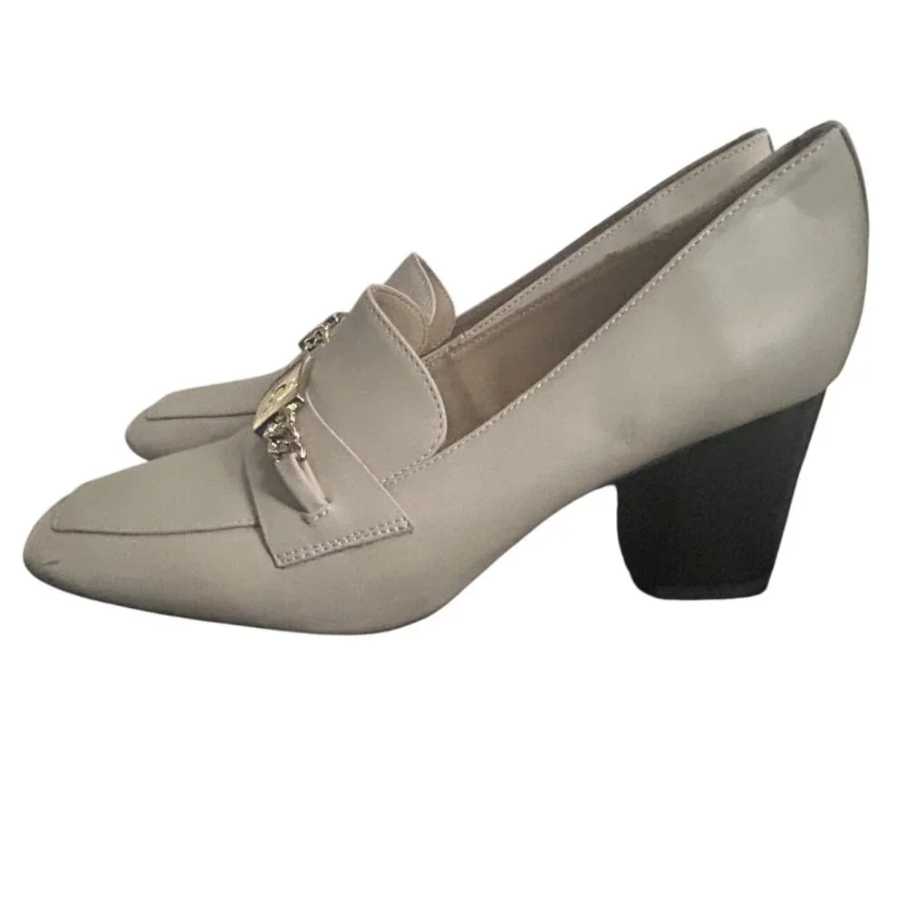 Liz Claiborne  Ivory Leather Block Heel Loafers W/ Gold Chain Accent Size 8M - Picture 2 of 9